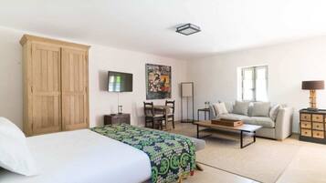2 bedrooms, iron/ironing board, WiFi