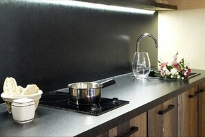 Réfrigérateur, micro-ondes, plaque de cuisson, lave-vaisselle