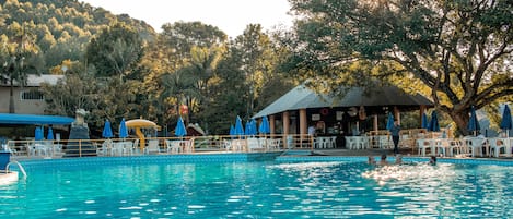 Inomhuspool och 6 utomhuspooler