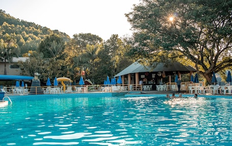 Una piscina techada, 6 piscinas al aire libre