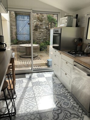 Frigorifero, microonde, forno, piano cottura