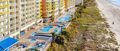 Een binnenzwembad en een verwarmd zwembad