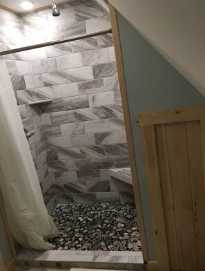 Dusche, Handtücher, Seife, Toilettenpapier