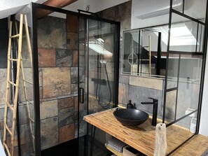 Badewanne, Haartrockner, Handtücher, Seife
