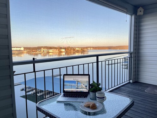 Stylish Lakefront, King Bed Suite, Sunset View, Pool, Boat Slip, PrivateTopFloor