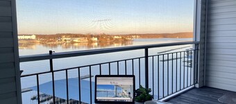 Stylish Lakefront, King Bed Suite, Sunset View, Pool, Boat Slip, PrivateTopFloor
