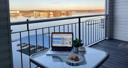 Stylish Lakefront, King Bed Suite, Sunset View, Pool, Boat Slip, PrivateTopFloor