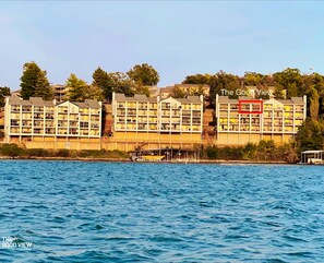 Un hotel frente al agua con varias edificaciones, un muelle y vista despejada.