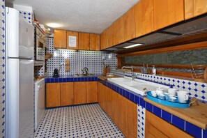 Villa familiar, 4 habitaciones (Villa Ada) | Cocina privada | Frigorífico, microondas, horno y placa de cocina