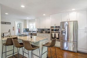 Kylskåp, mikrovågsugn, ugn och spishäll