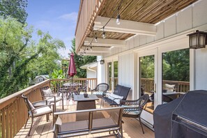 Outdoor dining - Lakefront Retreat, Private Dock, Kayak, 3 Decks, Bar/Game Rm, Deep Water Cove (Buford)