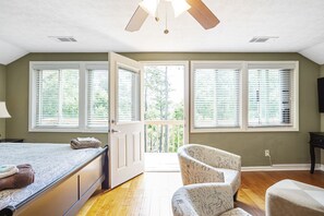 6 bedrooms, iron/ironing board, travel cot, free WiFi - Lakefront Retreat, Private Dock, Kayak, 3 Decks, Bar/Game Rm, Deep Water Cove (Buford)