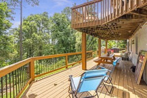 Outdoor dining - Lakefront Retreat, Private Dock, Kayak, 3 Decks, Bar/Game Rm, Deep Water Cove (Buford)