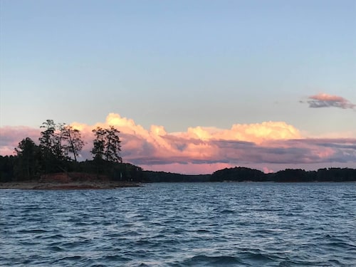 Lakefront Retreat, Private Dock, Kayak, 3 Decks, Bar/Game Rm, Deep Water Cove