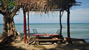A beach hut with a table and chairs, overlooking the sea. - Welcome to my paradise! Cabina 2 (Puntarenas Province)