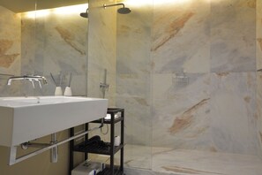 Douche, sèche-cheveux, serviettes fournies