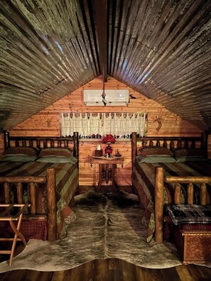 1 bedroom, iron/ironing board, WiFi, bed sheets - The Hideout at Palo Duro Canyon - Rider’s Roost (Canyon)