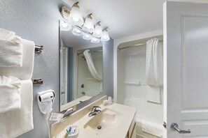 Hair dryer, towels - 19th floor oceanfront condo w/ balcony, shared hot tub, free WiFi, shared pool (North Myrtle Beach)