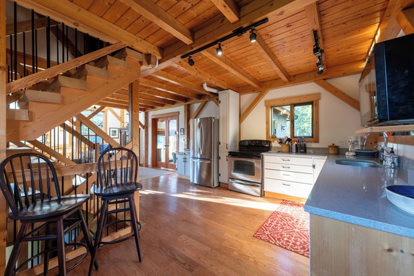 Geladeira, micro-ondas, fogão, cooktop