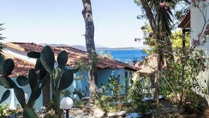 Un sendero de piedra que lleva a un edificio con vista al mar.