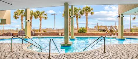 Alberca techada y alberca climatizada