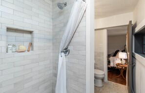 Badewanne, Haartrockner, Handtücher, Seife