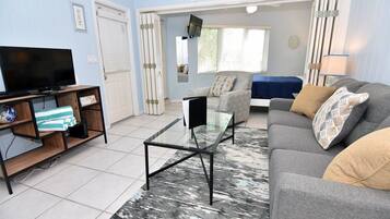 House (Palms of Sanibel Blue Cottage) | Living room | Flat-screen TV