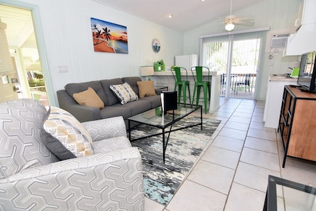 独立别墅 (Palms of Sanibel Green Cottage) | 客厅 | 平板电视. 晨光