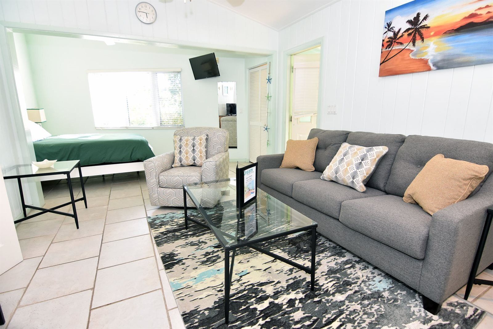 منزل (Palms of Sanibel Green Cottage) | غرفة المعيشة | تلفزيون بشاشة مسطحة