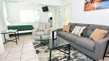 House (Palms of Sanibel Green Cottage) | Living room | Flat-screen TV