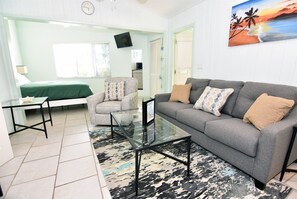 獨棟房屋 (Palms of Sanibel Green Cottage) | 客廳 | 平面電視