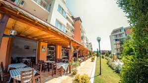 تناول الطعام بالخارج