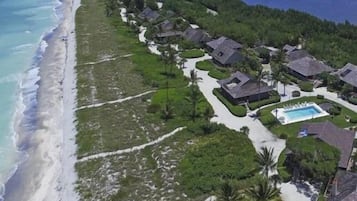 House (South Seas Beach House 29) | Beach | On the beach, beach umbrellas
