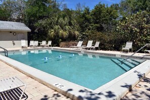 Una piscina al aire libre, una piscina climatizada