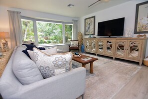 Talo (Palm Home) | Olohuone | Televisio, DVD-soitin