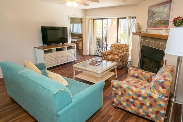 콘도, 침대(여러 개) (HIB-F104 Pool View 2 BR Free Tix 3 Po) | 거실