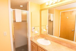 Condo, varias camas (HIB-F101 Pool View 2 BR Free Tix 3 Po) | Baño