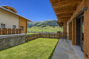 Appartement familial, 2 chambres, four à micro-ondes (Casa Giardino Ski in - Ski out 100m) | Terrasse/patio