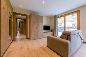 Perhehuoneisto, useita makuuhuoneita (Casa Giardino Ski in - Ski out 100m) | Oleskelualue | Taulutelevisio, takka