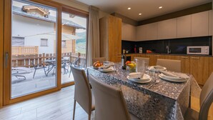 Familieleilighet, 2 soverom, mikrobølgeovn (Casa Giardino Ski in - Ski out 100m) | Spiseområde