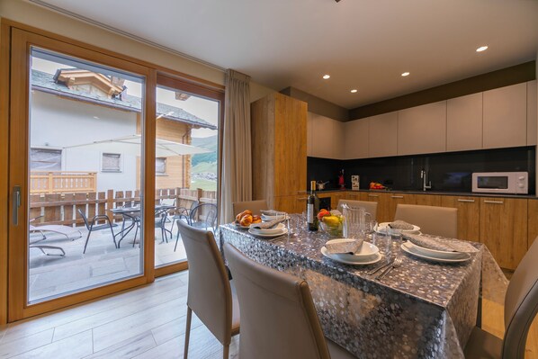 Familienapartment, Mehrere Schlafzimmer (Casa Giardino Ski in - Ski out 100m) | Speisen
