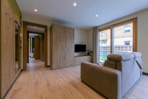 Appartement familial, 2 chambres, four à micro-ondes (Casa Giardino Ski in - Ski out 100m) | Aire de séjour | Téléviseur, foyer