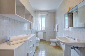 Departamento estándar, varias habitaciones, 2 baños (Margherita near lake - Family) | Baño | Tina con regadera, bidet, toallas, jabón 
