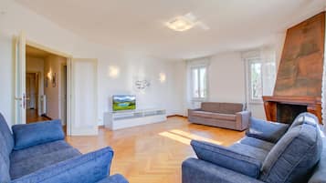 Standard Apartment, 3 Bedrooms, 2 Bathrooms (Margherita near lake - Family) | Living area