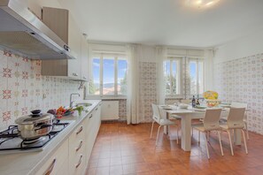 Appartement Standard, 3 chambres, 2 salles de bains (Margherita near lake - Family) | Cuisine privée | Réfrigérateur, four, plaque de cuisson, cafetiÚre/bouilloire