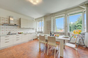 Standard Apartment, Multiple Bedrooms, 2 Bathrooms (Margherita near lake - Family) | Dining