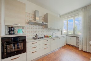 Standard-Apartment, Mehrere Schlafzimmer, 2 Bäder (Margherita near lake - Family) | Eigene Küche | Kühlschrank, Ofen, Herdplatte, Wasserkocher mit Kaffee-/Teezubehör