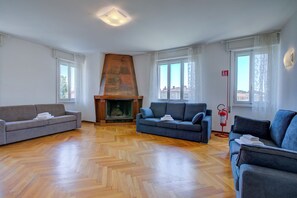 Departamento estándar, varias habitaciones, 2 baños (Margherita near lake - Family) | Área de sala de estar