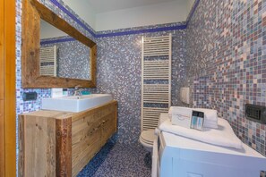 Familienapartment, 2 Schlafzimmer (Casa Loredana) | Badezimmer | Dusche, Bidet, Handtücher, Seife