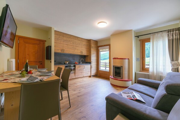 Appartement familial, 2 chambres (Casa Loredana) | Aire de séjour | Téléviseur à écran plat